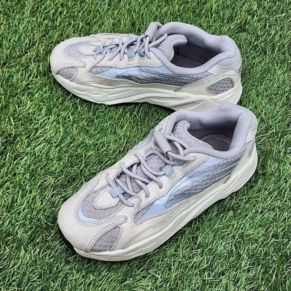 YEEZY BOOST 700 V2 GS - Kids Shoes - SIZE 1Y